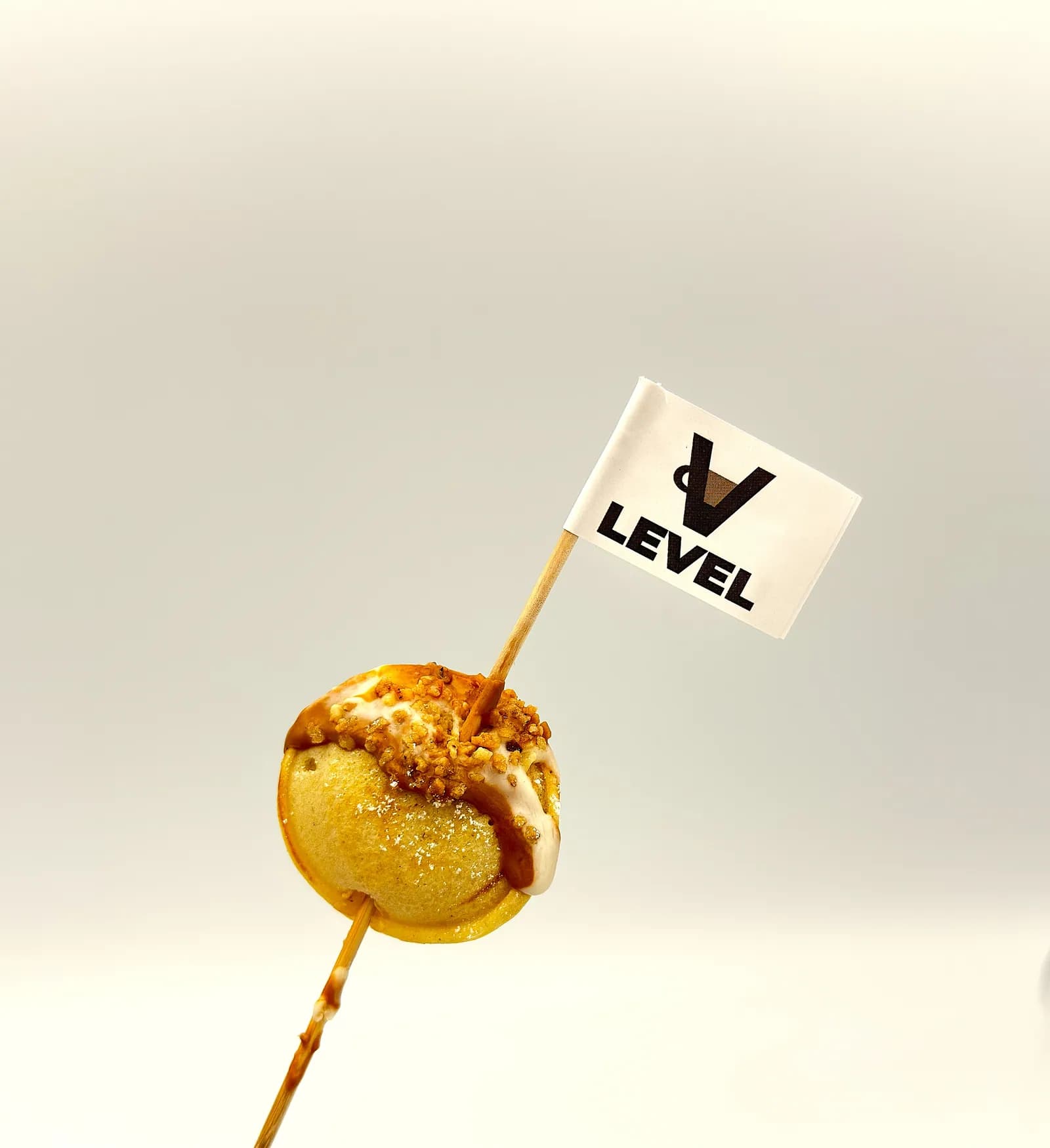 Lil Pancake am Spieß mit Karamell, Nuss-Crunch und LEVEL-Fähnchen
