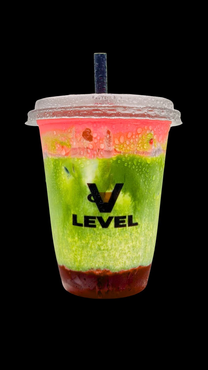 Iced Matcha Latte im gebrandeten LEVEL-Becher